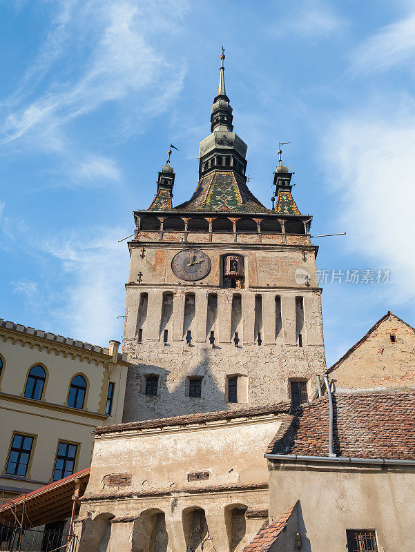 标志性的钟楼(Turnul cu ceas)建于14世纪。中世纪小镇锡基索瓦拉的历史地标。